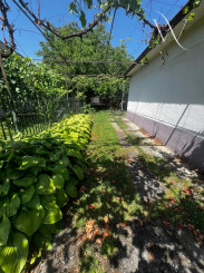 NA PREDAJ: Starší rodinný dom na pozemku 918 m² v Kráľovej pri Senci