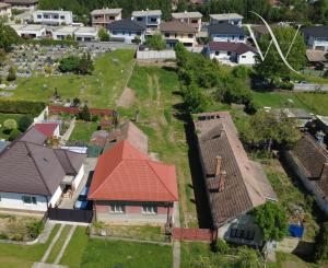 Veľký Biel, okr. SC – NA PREDAJ starší, čiastočne prerobený, tehlový rodinný dom s priestranným, perspektívnym pozemkom.