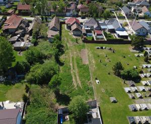 Veľký Biel, okr. SC – NA PREDAJ starší, čiastočne prerobený, tehlový rodinný dom s priestranným, perspektívnym pozemkom.