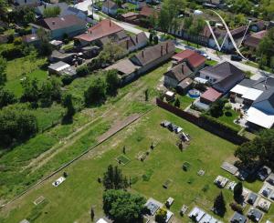 Veľký Biel, okr. SC – NA PREDAJ starší, čiastočne prerobený, tehlový rodinný dom s priestranným, perspektívnym pozemkom.