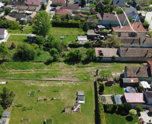 Veľký Biel, okr. SC – NA PREDAJ starší, čiastočne prerobený, tehlový rodinný dom s priestranným, perspektívnym pozemkom.