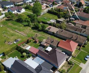 Veľký Biel, okr. SC – NA PREDAJ starší, čiastočne prerobený, tehlový rodinný dom s priestranným, perspektívnym pozemkom.