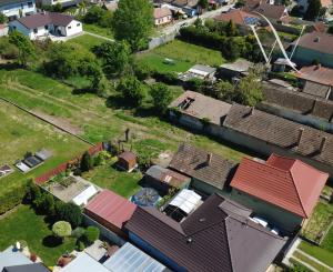 Veľký Biel, okr. SC – NA PREDAJ starší, čiastočne prerobený, tehlový rodinný dom s priestranným, perspektívnym pozemkom.