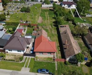 Veľký Biel, okr. SC – NA PREDAJ starší, čiastočne prerobený, tehlový rodinný dom s priestranným, perspektívnym pozemkom.