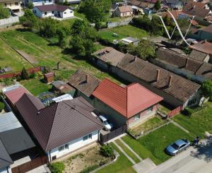 Veľký Biel, okr. SC – NA PREDAJ starší, čiastočne prerobený, tehlový rodinný dom s priestranným, perspektívnym pozemkom.