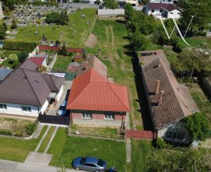 Veľký Biel, okr. SC – NA PREDAJ starší, čiastočne prerobený, tehlový rodinný dom s priestranným, perspektívnym pozemkom.