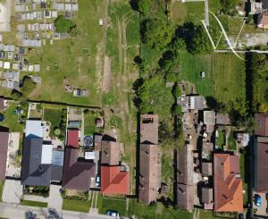 Veľký Biel, okr. SC – NA PREDAJ starší, čiastočne prerobený, tehlový rodinný dom s priestranným, perspektívnym pozemkom.