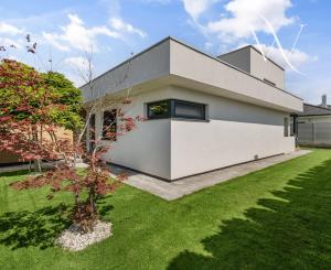 Senec (časť Malý Biel) - na predaj nadštandardný 4 izbový RD v tichej lokalite, s otvorenou galériou