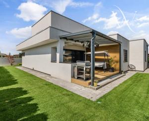 Senec (časť Malý Biel) - na predaj nadštandardný 4 izbový RD v tichej lokalite, s otvorenou galériou