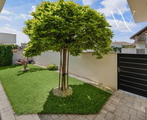 Senec (časť Malý Biel) - na predaj nadštandardný 4 izbový RD v tichej lokalite, s otvorenou galériou