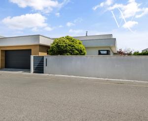 Senec (časť Malý Biel) - na predaj nadštandardný 4 izbový RD v tichej lokalite, s otvorenou galériou