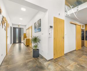 Senec (časť Malý Biel) - na predaj nadštandardný 4 izbový RD v tichej lokalite, s otvorenou galériou