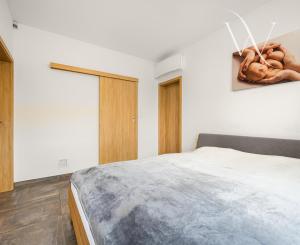 Senec (časť Malý Biel) - na predaj nadštandardný 4 izbový RD v tichej lokalite, s otvorenou galériou