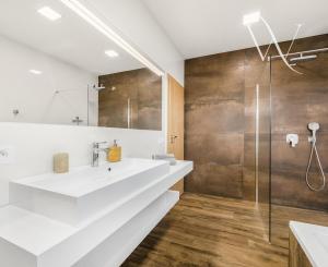 Senec (časť Malý Biel) - na predaj nadštandardný 4 izbový RD v tichej lokalite, s otvorenou galériou