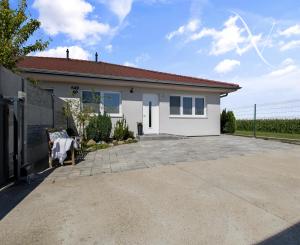 Hrubá Borša, okr. Senec – NA PREDAJ NOVOSTAVBA - výborne dispozične riešený 4 izbový rodinný dom s úžasnou rodinnou atmosférou, upravenou záhradou, terasou a parkovacím státím vo dvore.