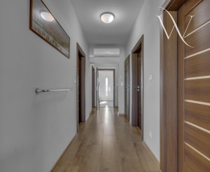 Hrubá Borša, okr. Senec – NA PREDAJ NOVOSTAVBA - výborne dispozične riešený 4 izbový rodinný dom s úžasnou rodinnou atmosférou, upravenou záhradou, terasou a parkovacím státím vo dvore.