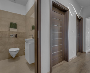 Hrubá Borša, okr. Senec – NA PREDAJ NOVOSTAVBA - výborne dispozične riešený 4 izbový rodinný dom s úžasnou rodinnou atmosférou, upravenou záhradou, terasou a parkovacím státím vo dvore.