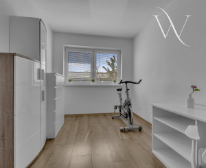 Hrubá Borša, okr. Senec – NA PREDAJ NOVOSTAVBA - výborne dispozične riešený 4 izbový rodinný dom s úžasnou rodinnou atmosférou, upravenou záhradou, terasou a parkovacím státím vo dvore.