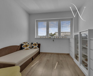 Hrubá Borša, okr. Senec – NA PREDAJ NOVOSTAVBA - výborne dispozične riešený 4 izbový rodinný dom s úžasnou rodinnou atmosférou, upravenou záhradou, terasou a parkovacím státím vo dvore.