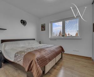 Hrubá Borša, okr. Senec – NA PREDAJ NOVOSTAVBA - výborne dispozične riešený 4 izbový rodinný dom s úžasnou rodinnou atmosférou, upravenou záhradou, terasou a parkovacím státím vo dvore.