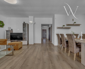 Hrubá Borša, okr. Senec – NA PREDAJ NOVOSTAVBA - výborne dispozične riešený 4 izbový rodinný dom s úžasnou rodinnou atmosférou, upravenou záhradou, terasou a parkovacím státím vo dvore.