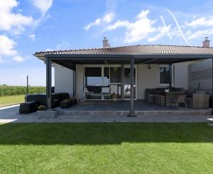 Hrubá Borša, okr. Senec – NA PREDAJ NOVOSTAVBA - výborne dispozične riešený 4 izbový rodinný dom s úžasnou rodinnou atmosférou, upravenou záhradou, terasou a parkovacím státím vo dvore.