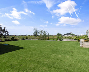 Hrubá Borša, okr. Senec – NA PREDAJ NOVOSTAVBA - výborne dispozične riešený 4 izbový rodinný dom s úžasnou rodinnou atmosférou, upravenou záhradou, terasou a parkovacím státím vo dvore.