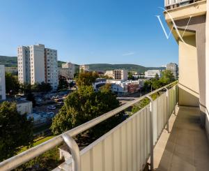 Šikovná investícia alebo budúci rodinný domov? Na PREDAJ 3-izbový byt, 82 m2, Kukučínova, Bratislava Nové Mesto, ponúka oboje!