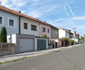 Exkluzívne na PREDAJ: Priestranný 4-podlažný rodinný dom (183 m2) v obľúbenej lokalite Ľudová štvrť, Pohronská ulica, Bratislava – Nové Mesto