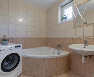 Na predaj 3-izbový rodinný dom s garážou v Kráľovej pri Senci