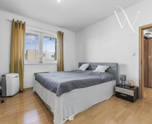 Na predaj slnečný 2-izbový byt s vlastným parkovacím miestom v obci Šelpice