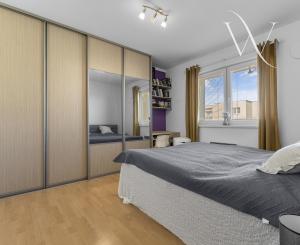 Na predaj slnečný 2-izbový byt s vlastným parkovacím miestom v obci Šelpice