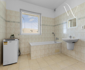 Na predaj slnečný 2-izbový byt s vlastným parkovacím miestom v obci Šelpice