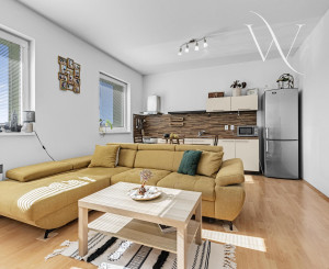 Na predaj slnečný 2-izbový byt s vlastným parkovacím miestom v obci Šelpice