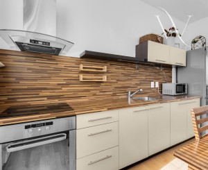 Na predaj slnečný 2-izbový byt s vlastným parkovacím miestom v obci Šelpice