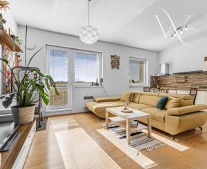 Na predaj slnečný 2-izbový byt s vlastným parkovacím miestom v obci Šelpice