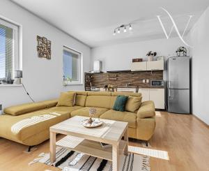 Na predaj slnečný 2-izbový byt s vlastným parkovacím miestom v obci Šelpice