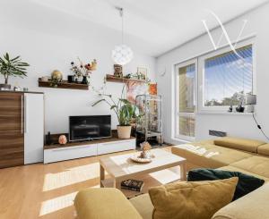 Na predaj slnečný 2-izbový byt s vlastným parkovacím miestom v obci Šelpice