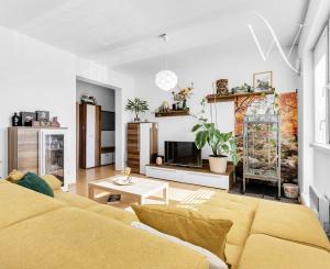 Na predaj slnečný 2-izbový byt s vlastným parkovacím miestom v obci Šelpice