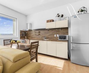 Na predaj slnečný 2-izbový byt s vlastným parkovacím miestom v obci Šelpice