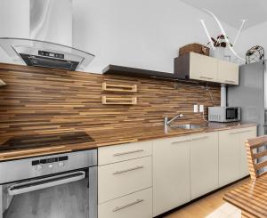 Na predaj slnečný 2-izbový byt s vlastným parkovacím miestom v obci Šelpice