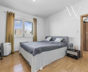 Na predaj slnečný 2-izbový byt s vlastným parkovacím miestom v obci Šelpice