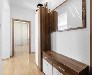 Na predaj slnečný 2-izbový byt s vlastným parkovacím miestom v obci Šelpice