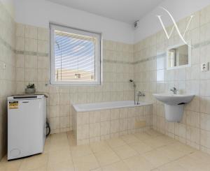 Na predaj slnečný 2-izbový byt s vlastným parkovacím miestom v obci Šelpice