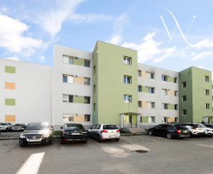 Na predaj slnečný 2-izbový byt s vlastným parkovacím miestom v obci Šelpice