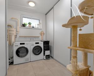 Miloslavov, okr. Senec – NA PREDAJ NOVOSTAVBA – 4 izbový, samostatne stojací, tehlový RD s možnosťou nadstavby, s vyhrievaným bazénom, terasou, altánkom a 4 parkovacími státiami vo dvore.