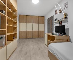 Miloslavov, okr. Senec – NA PREDAJ NOVOSTAVBA – 4 izbový, samostatne stojací, tehlový RD s možnosťou nadstavby, s vyhrievaným bazénom, terasou, altánkom a 4 parkovacími státiami vo dvore.