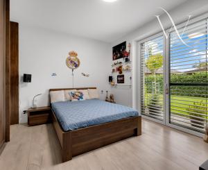 Miloslavov, okr. Senec – NA PREDAJ NOVOSTAVBA – 4 izbový, samostatne stojací, tehlový RD s možnosťou nadstavby, s vyhrievaným bazénom, terasou, altánkom a 4 parkovacími státiami vo dvore.