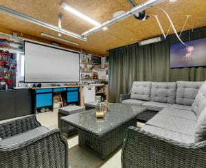 Miloslavov, okr. Senec – NA PREDAJ NOVOSTAVBA – 4 izbový, samostatne stojací, tehlový RD s možnosťou nadstavby, s vyhrievaným bazénom, terasou, altánkom a 4 parkovacími státiami vo dvore.