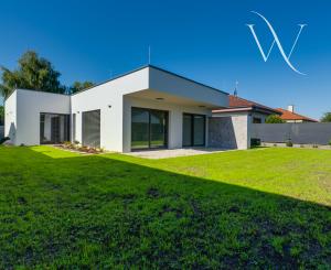 Tureň, okr. Senec – NA PREDAJ NOVOSTAVBA –  tehlový 4 izbový, samostatne stojací, nízkoenergetický rodinný dom